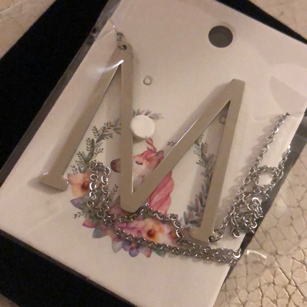 ✨• SILVER Woman’s NameInitial Necklace •| M | *NWT - Picture 7 of 8